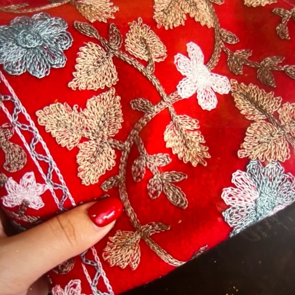Embroidered Flower Vine Wrap in Red - Picture 5 of 6